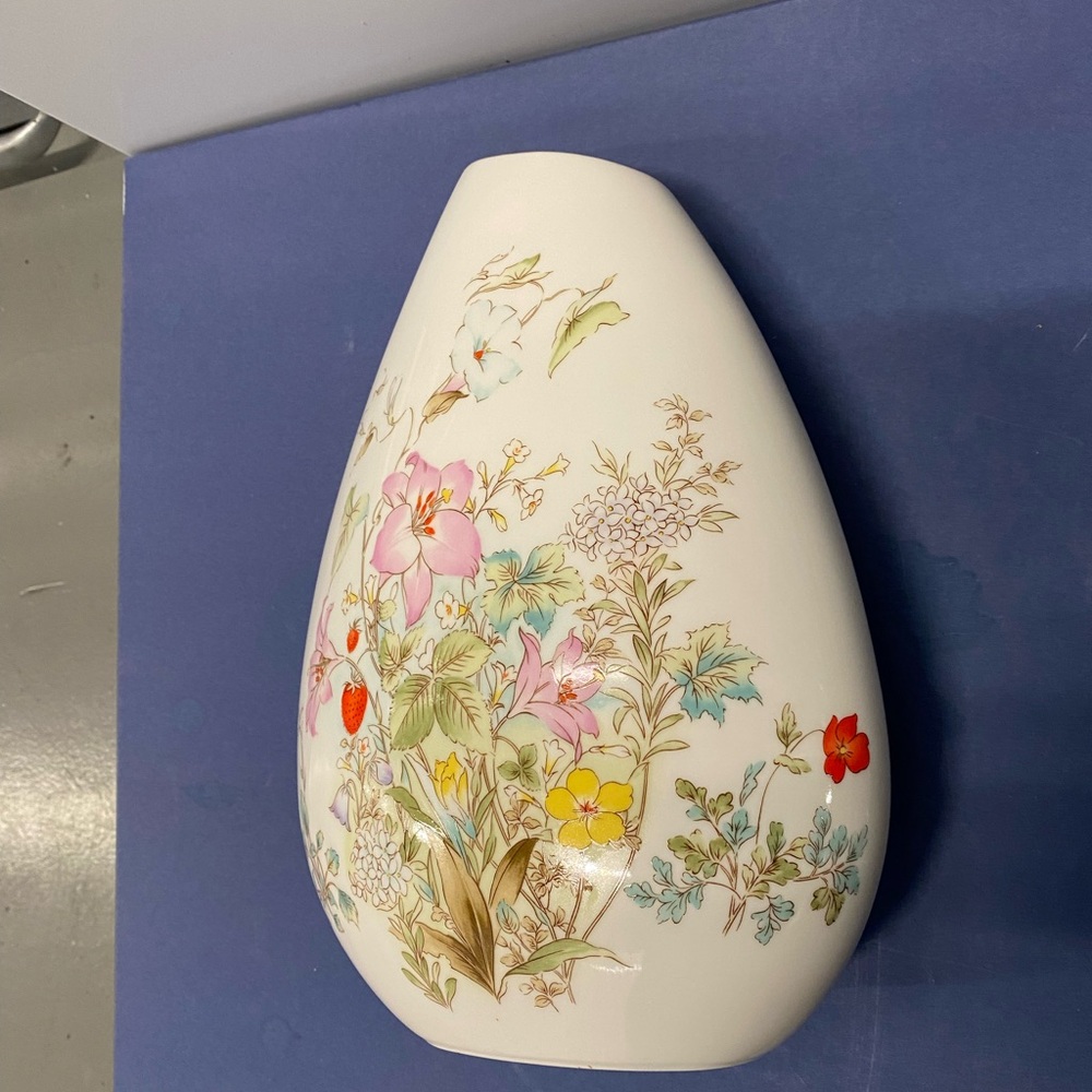 Elegant Vintage Floral Vase with Gold Trim. Made in Japan Shaddy Mino China